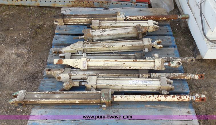 image for item AG9897 Assorted industrial hydraulic cylinders