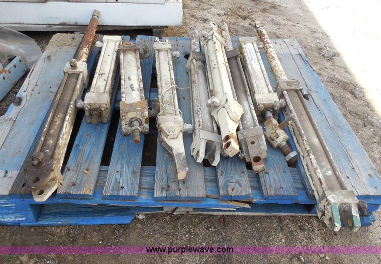 image for item AG9897 Assorted industrial hydraulic cylinders