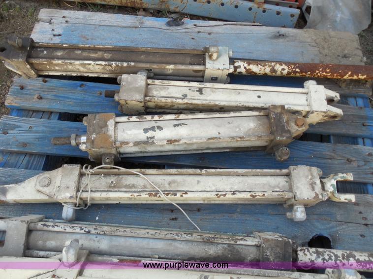 image for item AG9897 Assorted industrial hydraulic cylinders