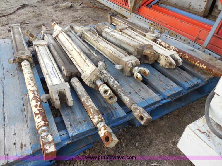 image for item AG9897 Assorted industrial hydraulic cylinders
