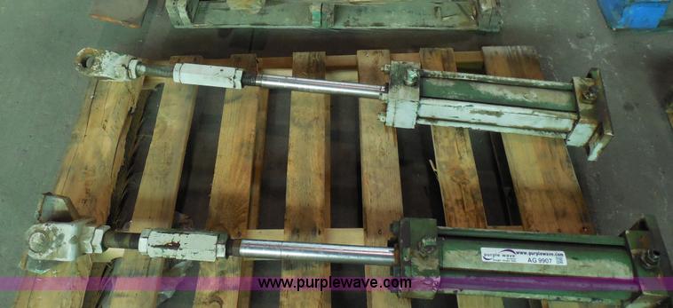 image for item AG9907 Assorted hydraulic cylinders