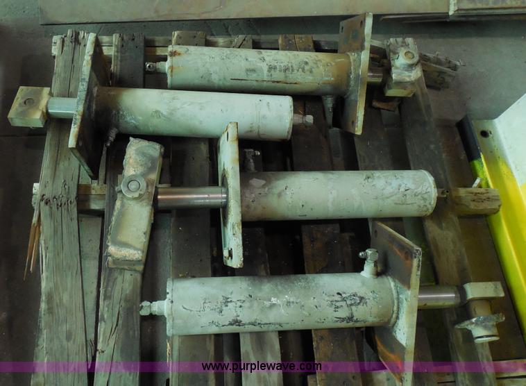 image for item AG9907 Assorted hydraulic cylinders