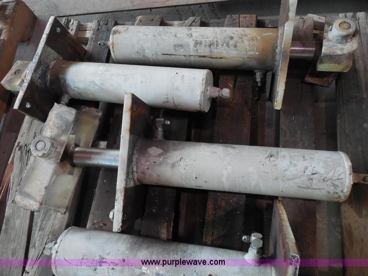 image for item AG9907 Assorted hydraulic cylinders