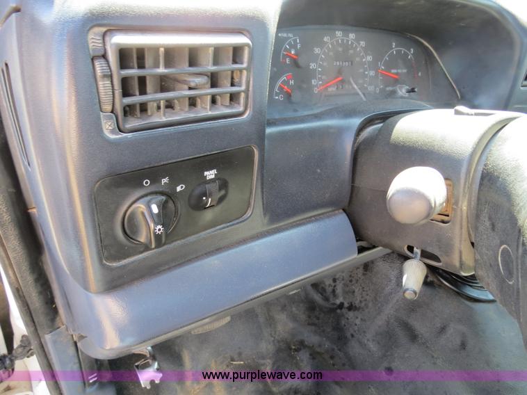 image for item B4664 2000 Ford F350 pickup truck