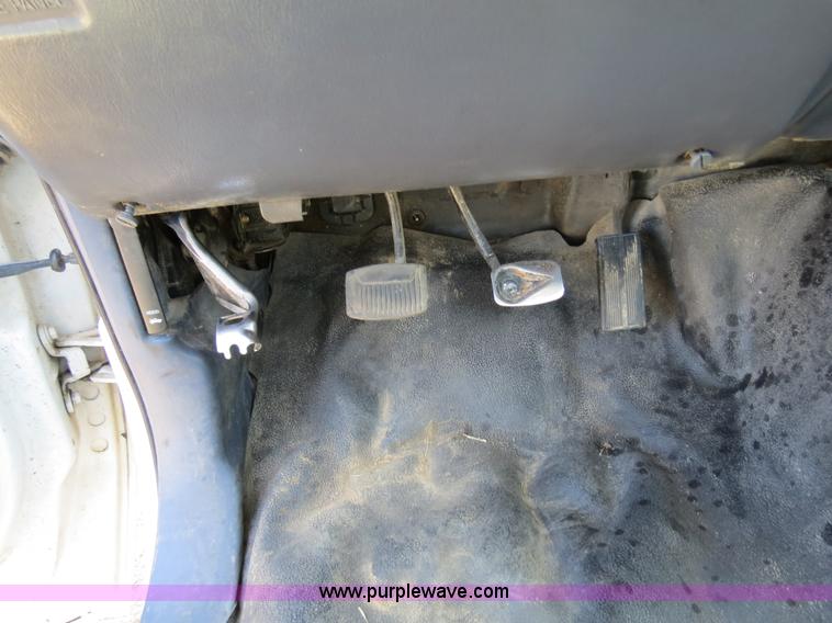 image for item B4664 2000 Ford F350 pickup truck