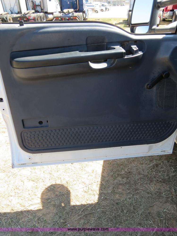 image for item B4664 2000 Ford F350 pickup truck