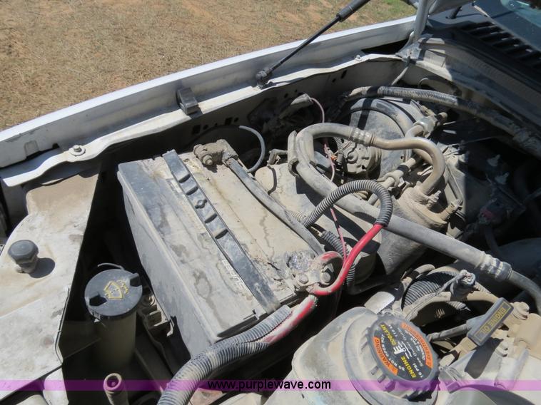 image for item B4664 2000 Ford F350 pickup truck