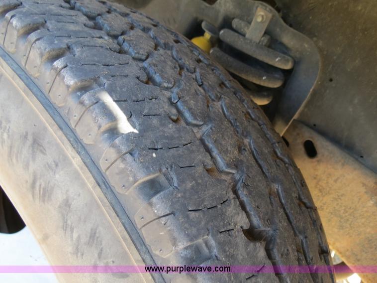 image for item B4664 2000 Ford F350 pickup truck