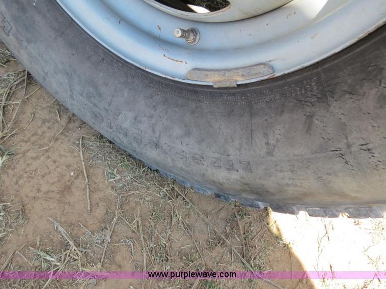 image for item B4664 2000 Ford F350 pickup truck