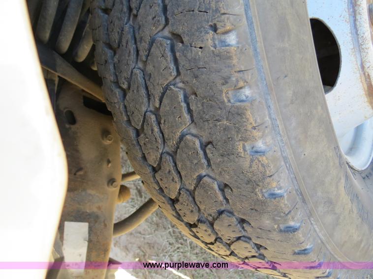 image for item B4664 2000 Ford F350 pickup truck