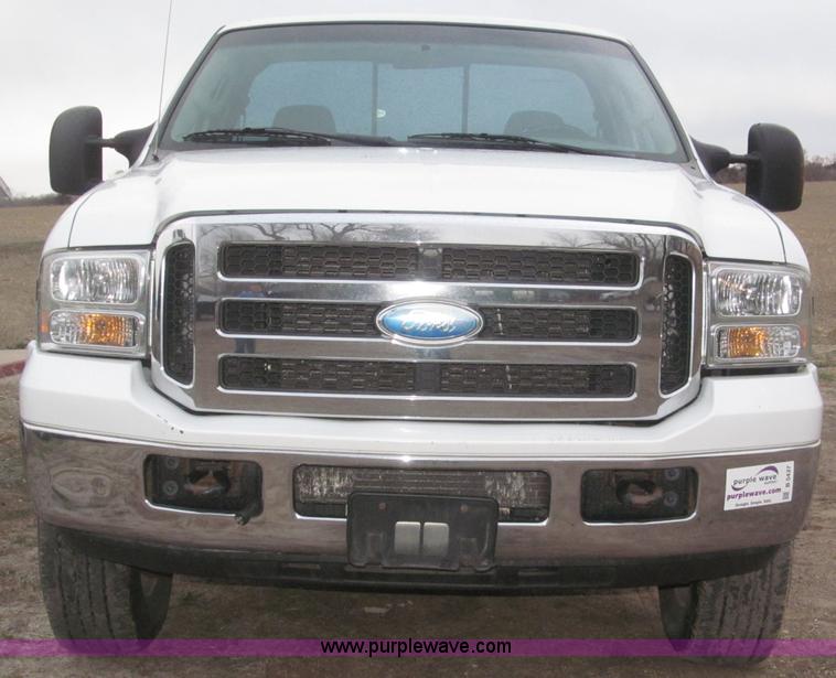 image for item B5437 2005 Ford F250 XLT Super Duty FX4 pickup truck