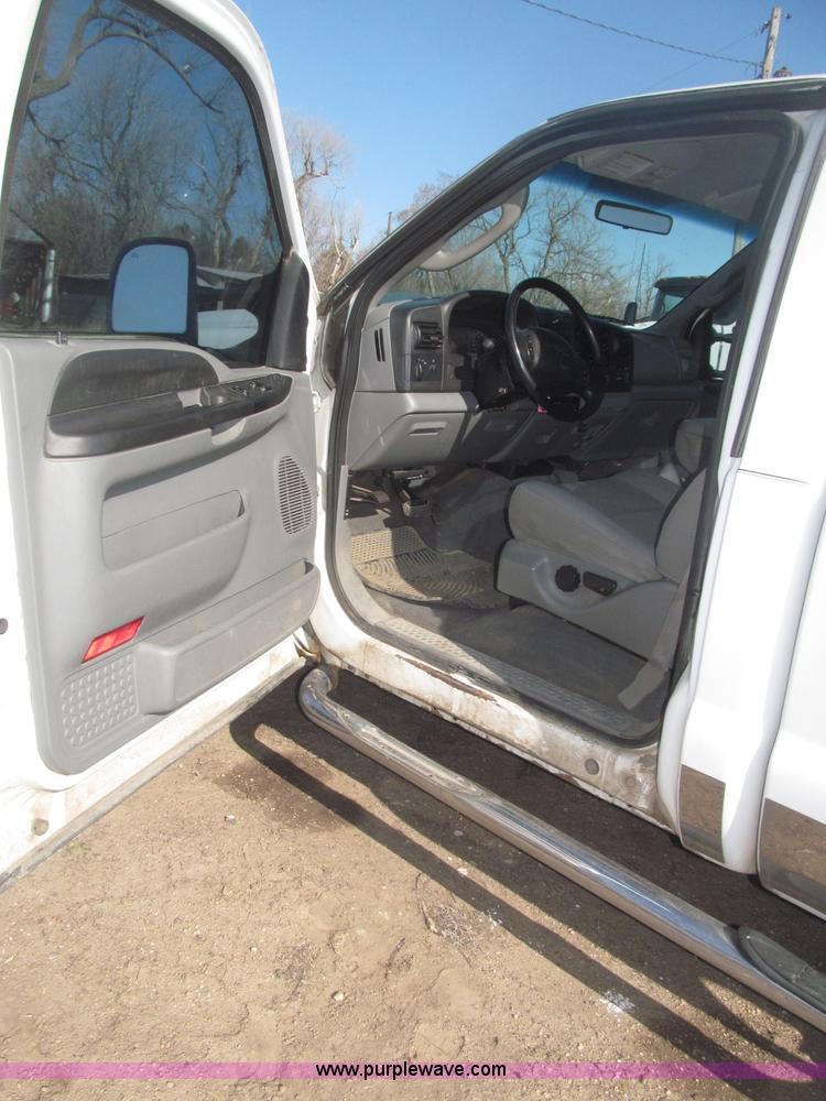 image for item B5437 2005 Ford F250 XLT Super Duty FX4 pickup truck