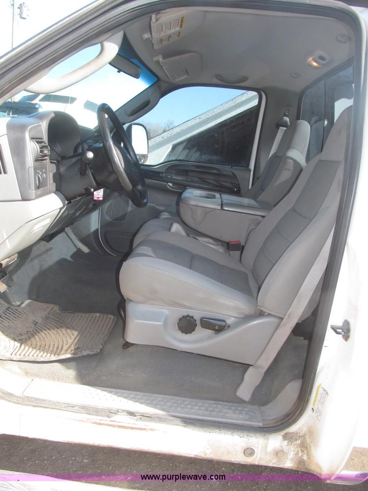 image for item B5437 2005 Ford F250 XLT Super Duty FX4 pickup truck