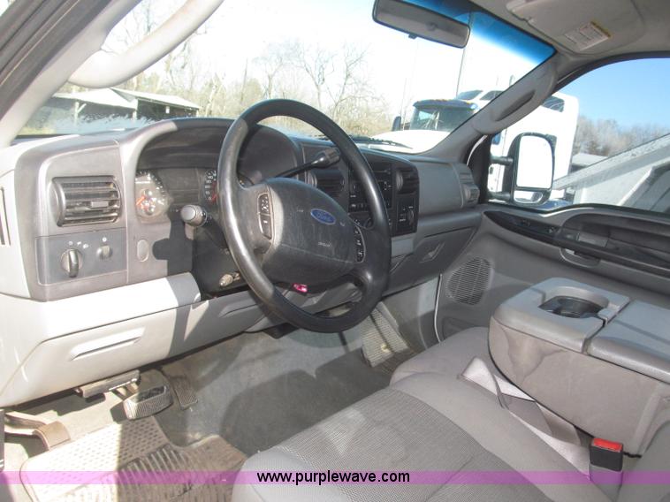 image for item B5437 2005 Ford F250 XLT Super Duty FX4 pickup truck