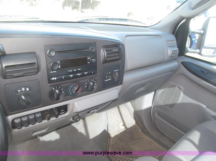 image for item B5437 2005 Ford F250 XLT Super Duty FX4 pickup truck