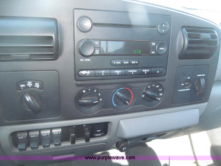 image for item B5437 2005 Ford F250 XLT Super Duty FX4 pickup truck