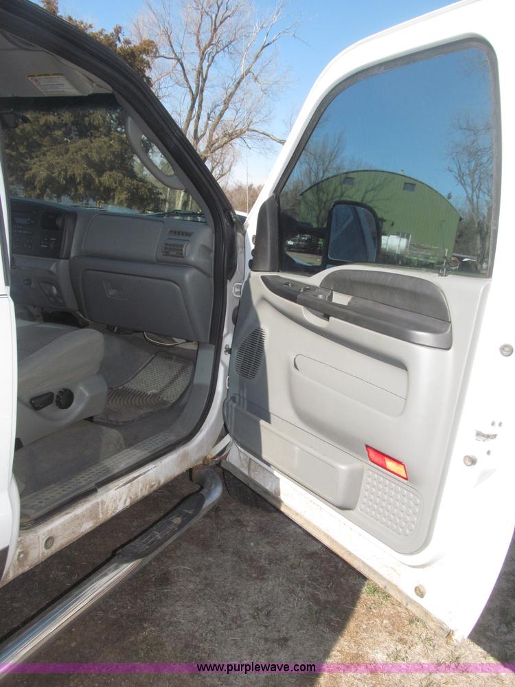 image for item B5437 2005 Ford F250 XLT Super Duty FX4 pickup truck