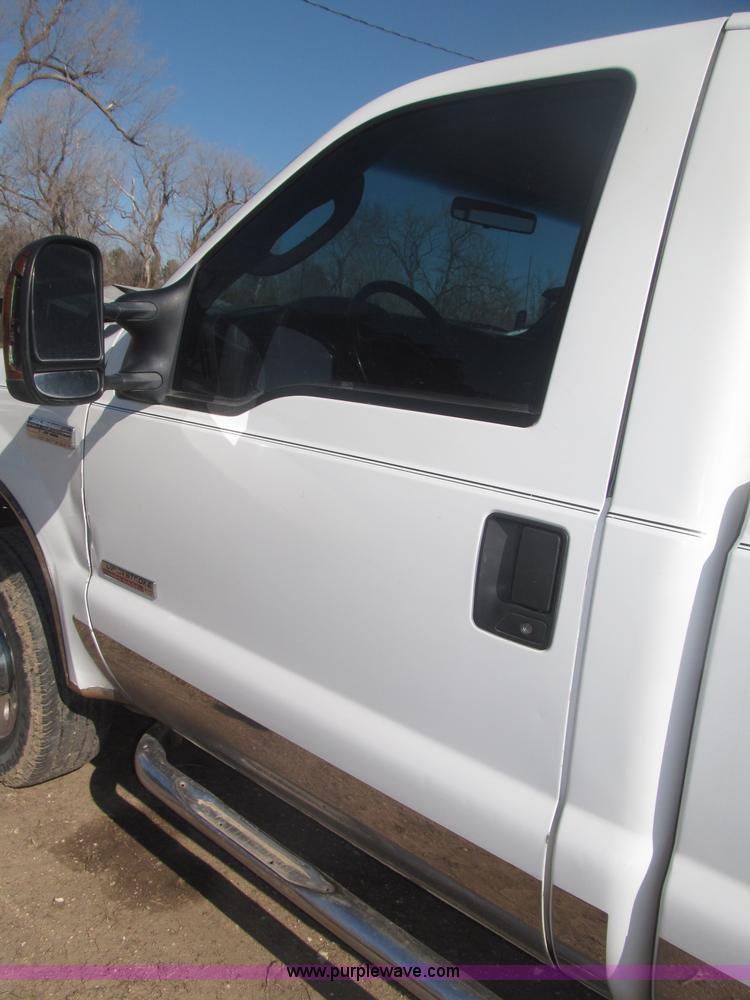 image for item B5437 2005 Ford F250 XLT Super Duty FX4 pickup truck