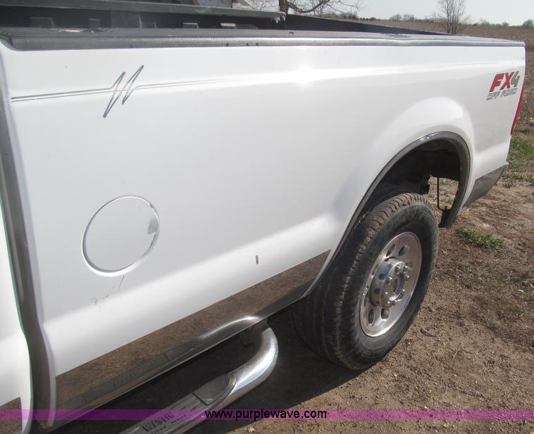 image for item B5437 2005 Ford F250 XLT Super Duty FX4 pickup truck