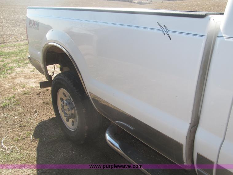 image for item B5437 2005 Ford F250 XLT Super Duty FX4 pickup truck