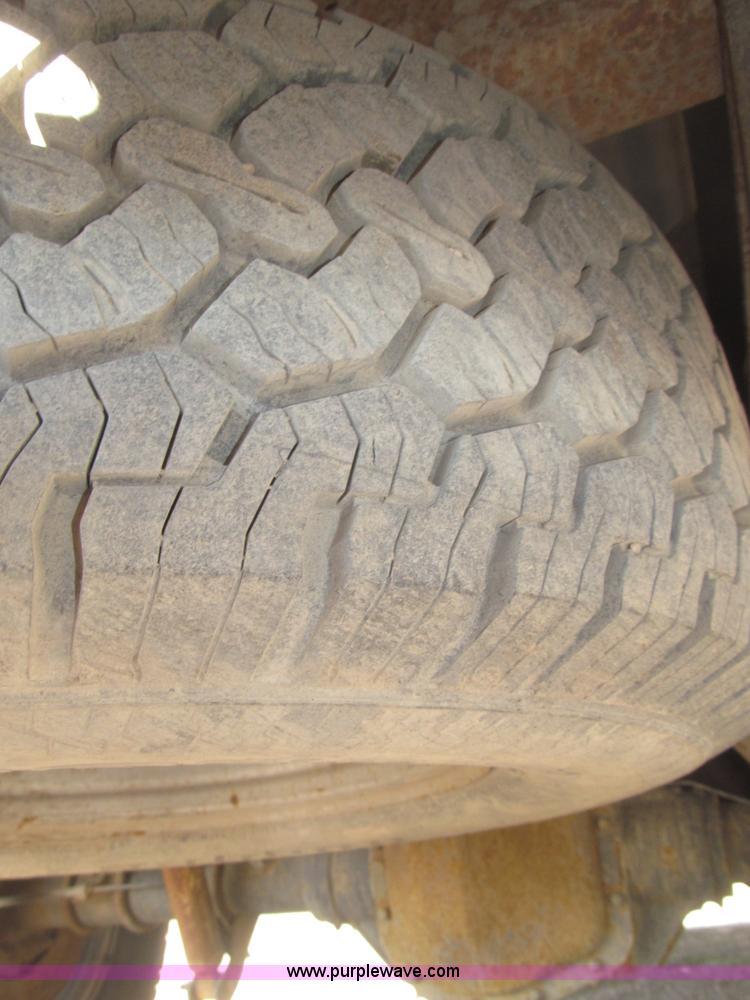 image for item B5437 2005 Ford F250 XLT Super Duty FX4 pickup truck