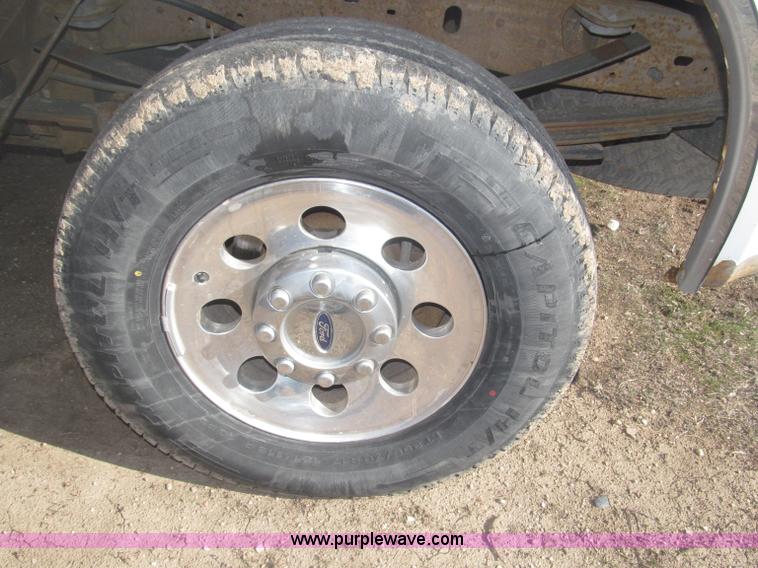 image for item B5437 2005 Ford F250 XLT Super Duty FX4 pickup truck