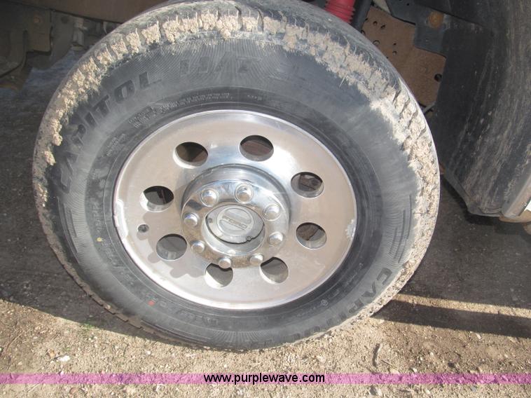 image for item B5437 2005 Ford F250 XLT Super Duty FX4 pickup truck