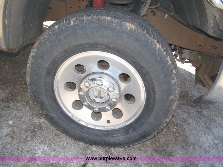 image for item B5437 2005 Ford F250 XLT Super Duty FX4 pickup truck