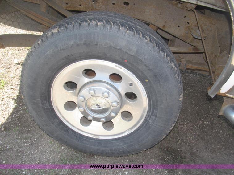 image for item B5437 2005 Ford F250 XLT Super Duty FX4 pickup truck