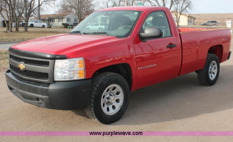 image for item E2984 2007 Chevrolet Silverado 1500 pickup truck