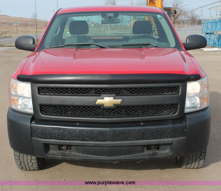 image for item E2984 2007 Chevrolet Silverado 1500 pickup truck