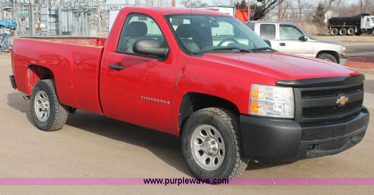 image for item E2984 2007 Chevrolet Silverado 1500 pickup truck