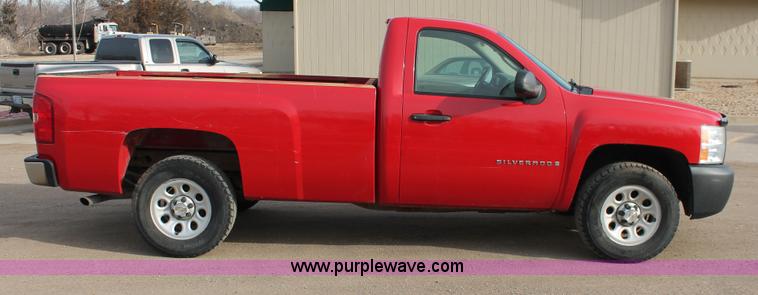 image for item E2984 2007 Chevrolet Silverado 1500 pickup truck