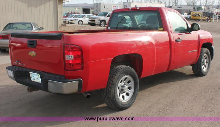 image for item E2984 2007 Chevrolet Silverado 1500 pickup truck