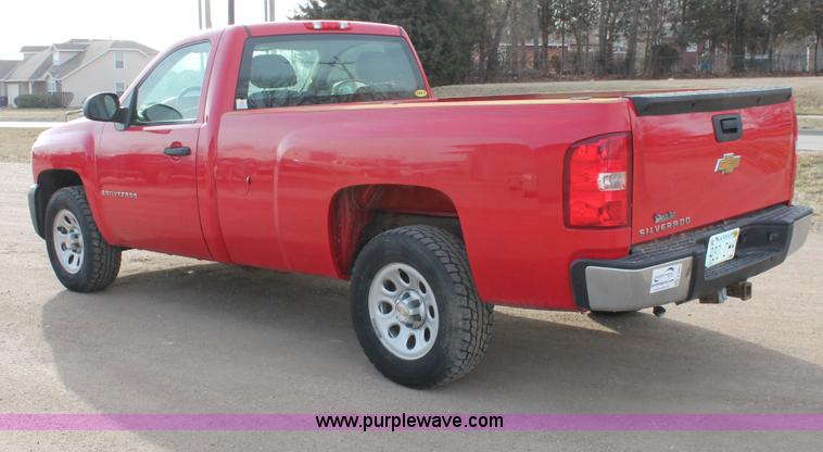 image for item E2984 2007 Chevrolet Silverado 1500 pickup truck