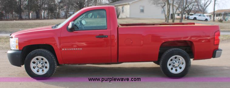 image for item E2984 2007 Chevrolet Silverado 1500 pickup truck