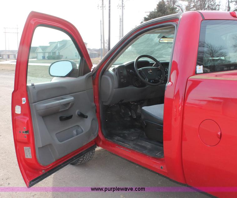 image for item E2984 2007 Chevrolet Silverado 1500 pickup truck