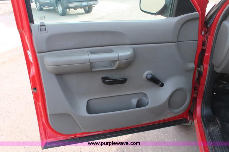 image for item E2984 2007 Chevrolet Silverado 1500 pickup truck