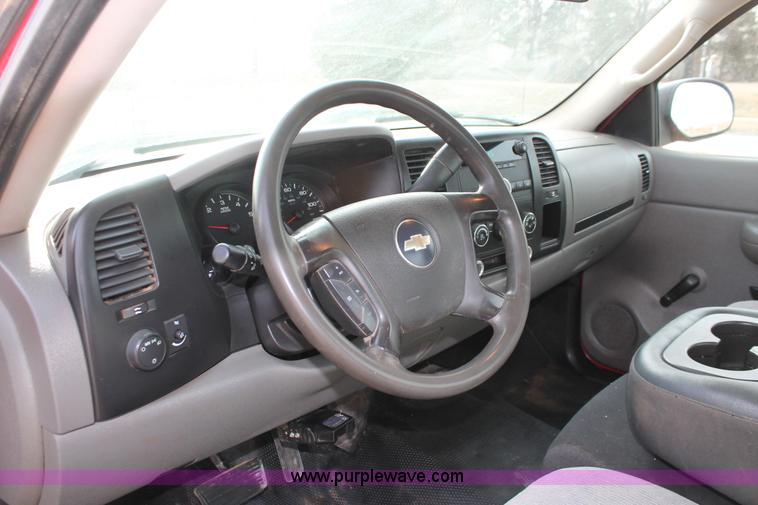 image for item E2984 2007 Chevrolet Silverado 1500 pickup truck