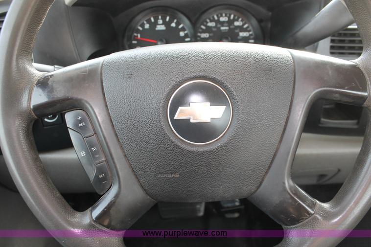 image for item E2984 2007 Chevrolet Silverado 1500 pickup truck