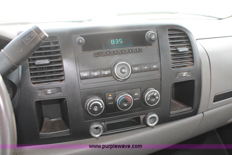 image for item E2984 2007 Chevrolet Silverado 1500 pickup truck