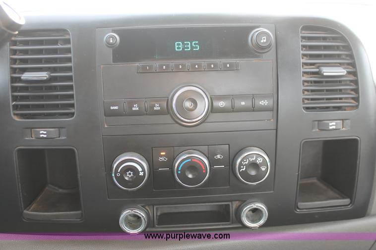 image for item E2984 2007 Chevrolet Silverado 1500 pickup truck