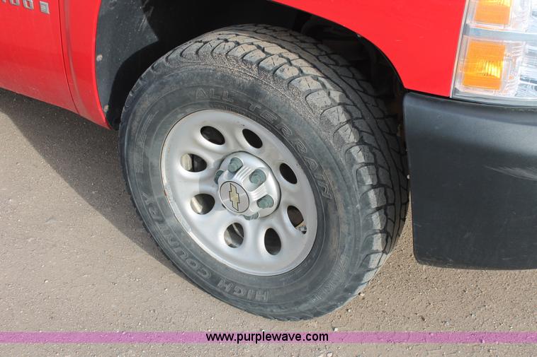 image for item E2984 2007 Chevrolet Silverado 1500 pickup truck
