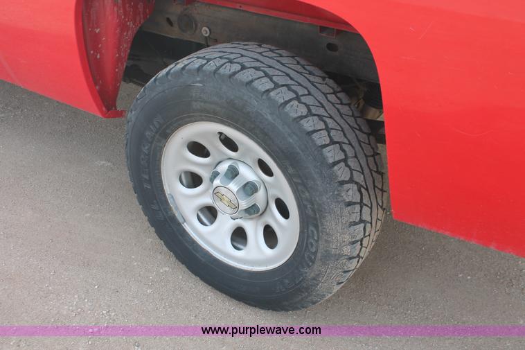 image for item E2984 2007 Chevrolet Silverado 1500 pickup truck