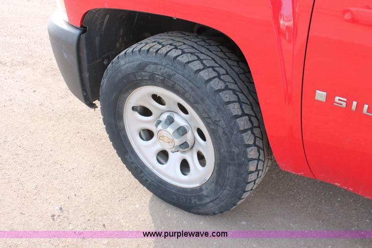 image for item E2984 2007 Chevrolet Silverado 1500 pickup truck