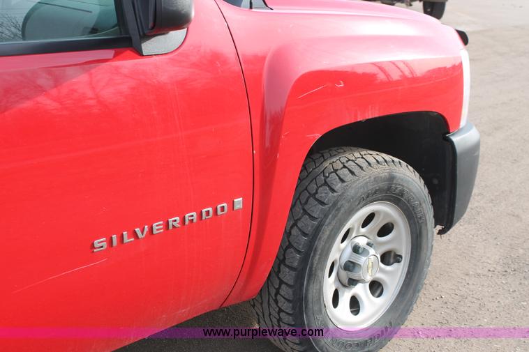 image for item E2984 2007 Chevrolet Silverado 1500 pickup truck