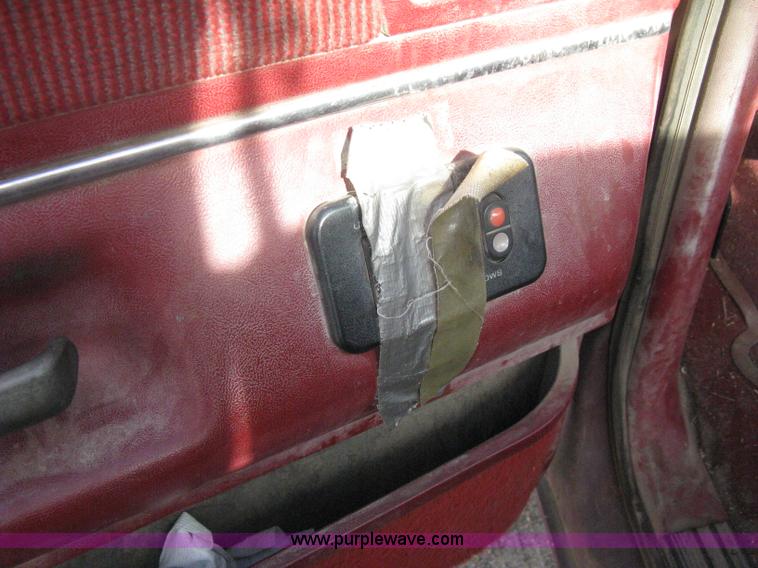 image for item E3219 1990 Ford F150 XLT Lariat pickup truck