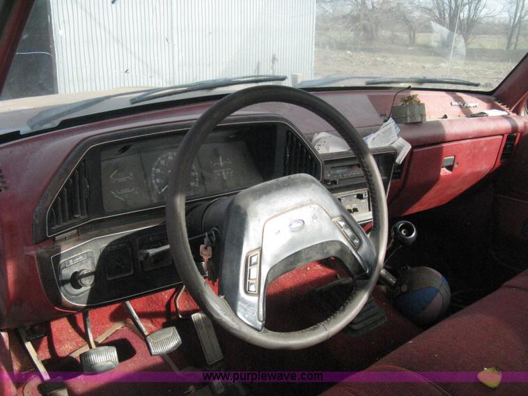 image for item E3219 1990 Ford F150 XLT Lariat pickup truck