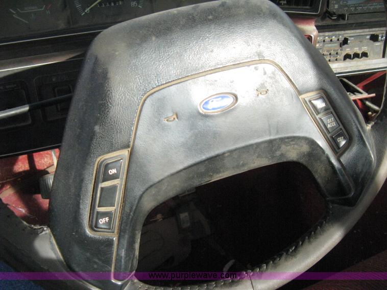 image for item E3219 1990 Ford F150 XLT Lariat pickup truck