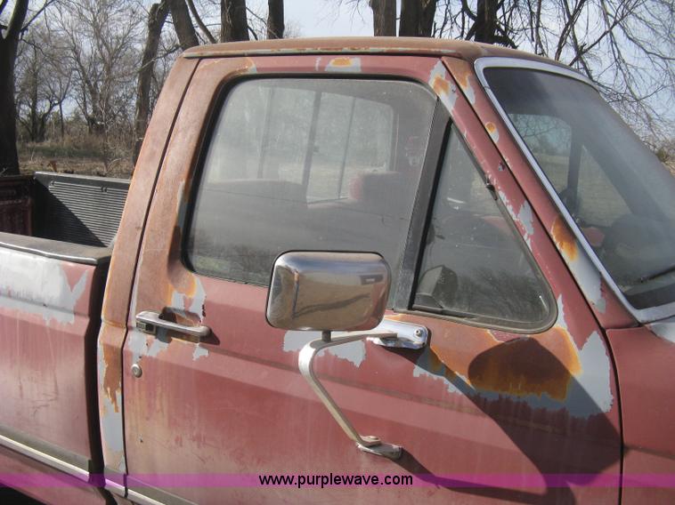 image for item E3219 1990 Ford F150 XLT Lariat pickup truck